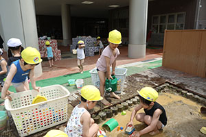 泥んこ遊び　たんぽぽ・ひまわり