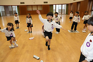 ホールで新聞紙遊び　　C