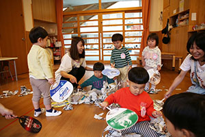 新聞あそび　楽しかったね　ひよこ