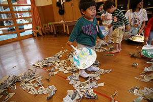 新聞あそび　楽しかったね　ひよこ