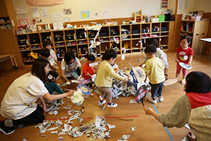 新聞あそび　楽しかったね　ひよこ