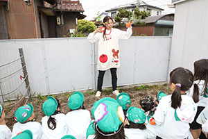 エンゼル畑に野菜の苗を植えました　年長組