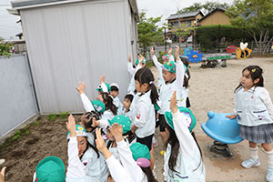 エンゼル畑に野菜の苗を植えました　年長組