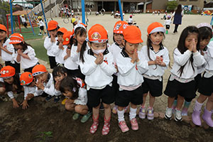 エンゼル畑に野菜の苗を植えました　年長組