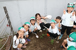 エンゼル畑に野菜の苗を植えました　年長組