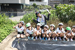 エンゼル自然体験農園で芋苗植え　年長　NO.2