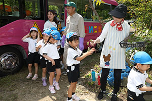エンゼル自然体験農園で芋苗植え　年長　NO.1
