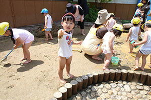 どろんこ遊び　ひよこ・あひる・ぺんぎん・ひまわり