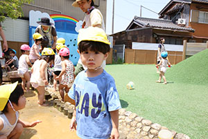 どろんこ遊び　ひよこ・あひる・ぺんぎん・ひまわり