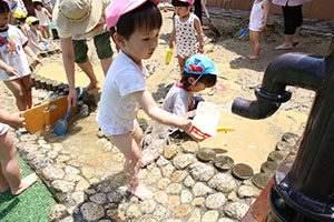 どろんこ遊び　ひよこ・あひる・ぺんぎん・ひまわり