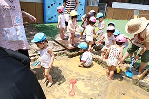 どろんこ遊び　ひよこ・あひる・ぺんぎん・ひまわり