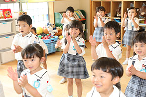 パイナポー体操　頑張っています　さくら・ひまわり