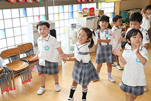 パイナポー体操　頑張っています　さくら・ひまわり