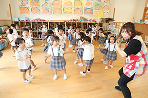パイナポー体操　頑張っています　さくら・ひまわり
