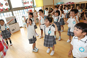 パイナポー体操　頑張っています　さくら・ひまわり