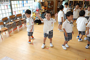 パイナポー体操　頑張っています　さくら・ひまわり