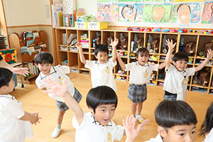 パイナポー体操　頑張っています　さくら・ひまわり