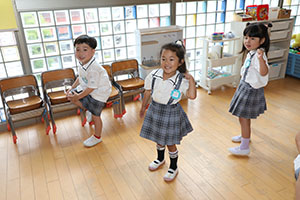パイナポー体操　頑張っています　さくら・ひまわり