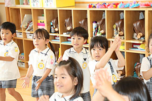 パイナポー体操　頑張っています　さくら・ひまわり