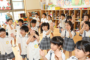 パイナポー体操　頑張っています　さくら・ひまわり