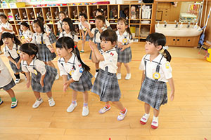 パイナポー体操　頑張っています　さくら・ひまわり