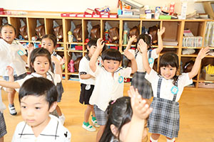 パイナポー体操　頑張っています　さくら・ひまわり