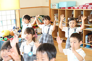 パイナポー体操　頑張っています　さくら・ひまわり