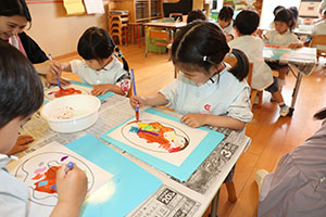 ドーナツの制作　ーはじき絵－　　こあら
