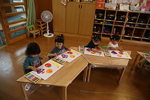 果物の塗り絵をしました　ぺんぎん