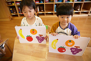 果物の塗り絵をしました　ぺんぎん