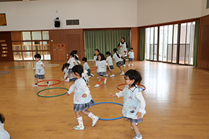 ホールでフラフープ遊び　ばら