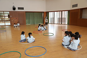 ホールでフラフープ遊び　ばら