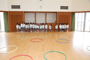 ホールでフラフープ遊び　ばら
