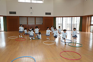 ホールでフラフープ遊び　ばら