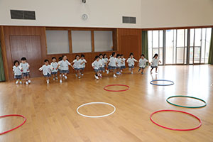 ホールでフラフープ遊び　ばら