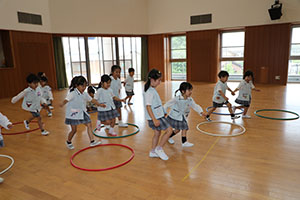 ホールでフラフープ遊び　ばら