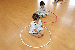 ホールでフラフープ遊び　ばら