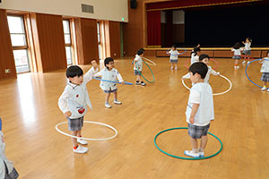 ホールでフラフープ遊び　ばら