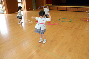 ホールでフラフープ遊び　ばら