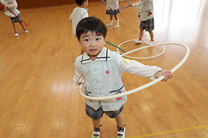 ホールでフラフープ遊び　ばら