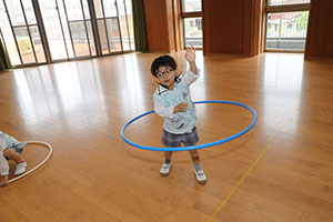 ホールでフラフープ遊び　ばら