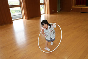 ホールでフラフープ遊び　ばら