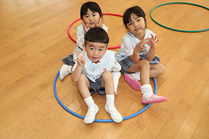 ホールでフラフープ遊び　ばら