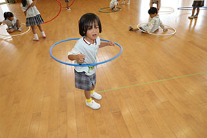 ホールでフラフープ遊び　ばら