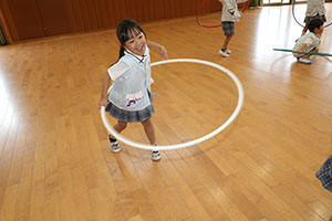 ホールでフラフープ遊び　ばら
