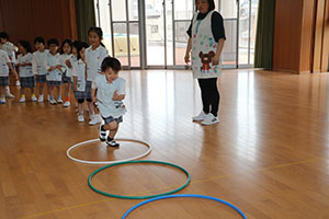 ホールでフラフープ遊び　ばら