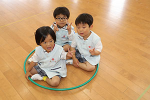 ホールでフラフープ遊び　ばら