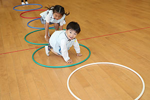 ホールでフラフープ遊び　ばら