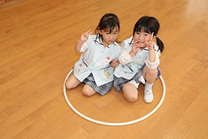 ホールでフラフープ遊び　ばら