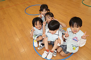 ホールでフラフープ遊び　ばら